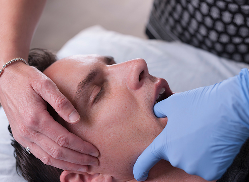 Bolest čelistního kloubu: proč vzniká a jak ji řešit fyzioterapií